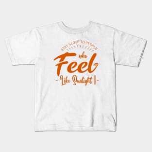 Stay close to people who feel like sunlight, Happy People Kids T-Shirt